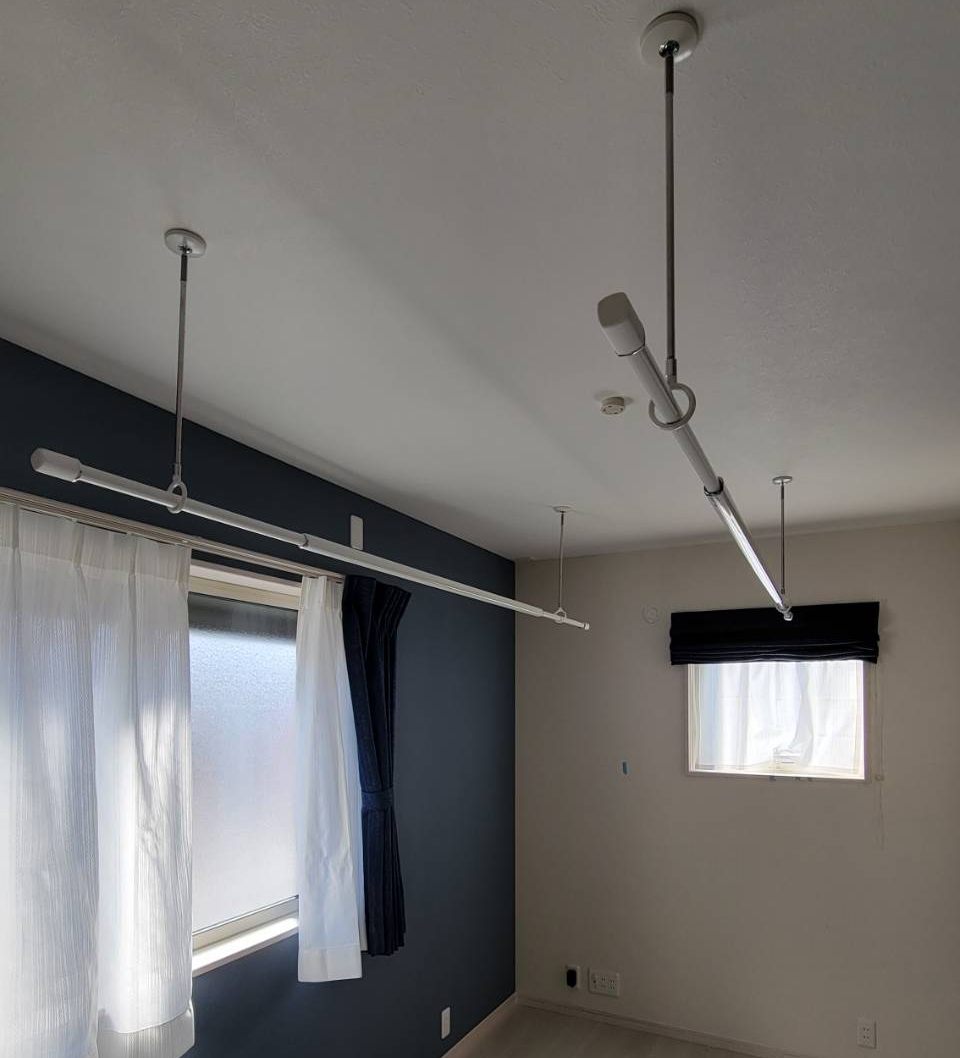 天井付けの室内物干しを2組つけた部屋